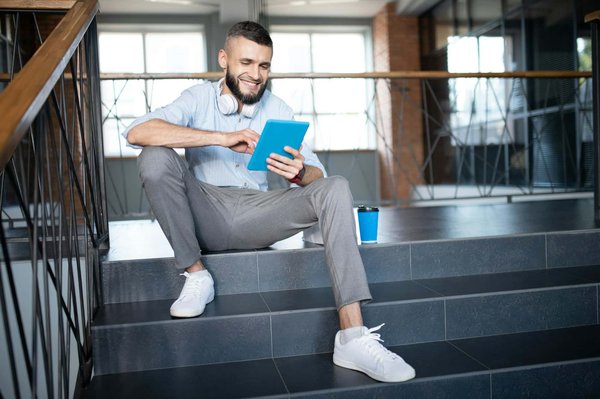 Suivre les actualités en ligne : quels sont les avantages ?