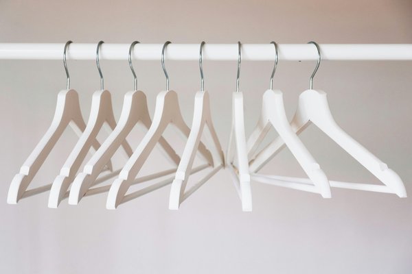 Cintres pas chers à Paris : trouvez votre bonheur à petit prix !